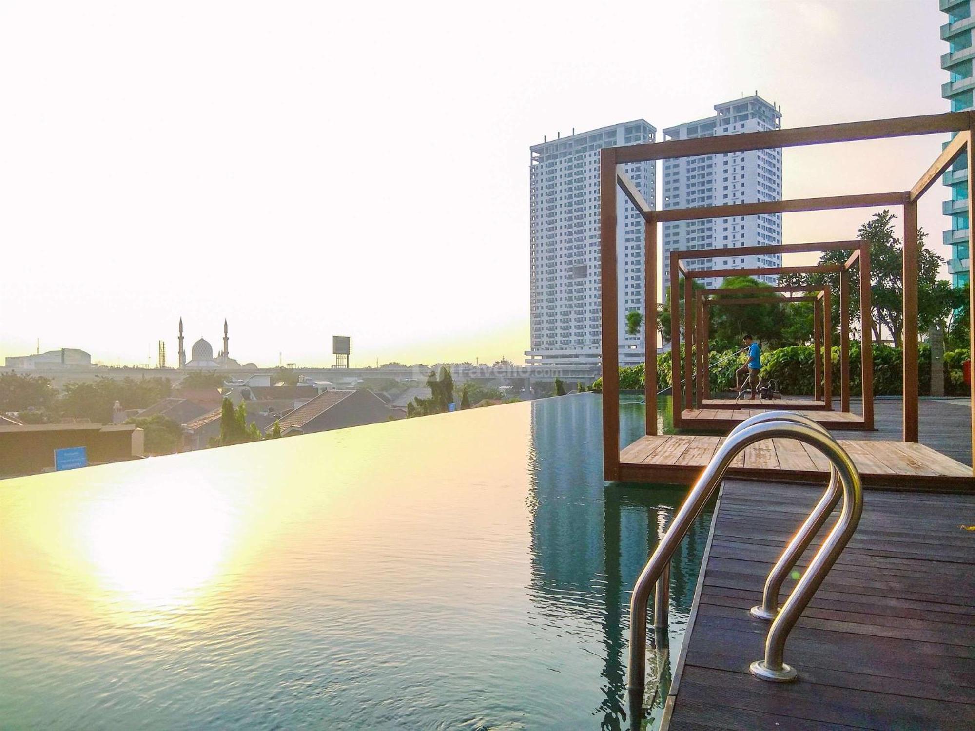 Comfort 1br Without Living At Grand Kamala Lagoon By Travelio * Bekasi